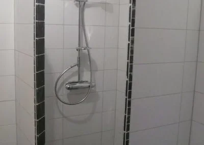 Duschvägg nero marmor